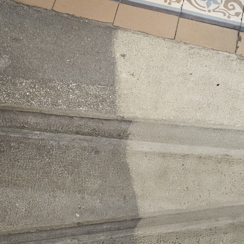 Wyczyszczony laserowo fragment schodów z piaskowca w Sądzie Rejonowym w Bielsku-Białej, pokazujący efekty precyzyjnego usuwania zabrudzeń.