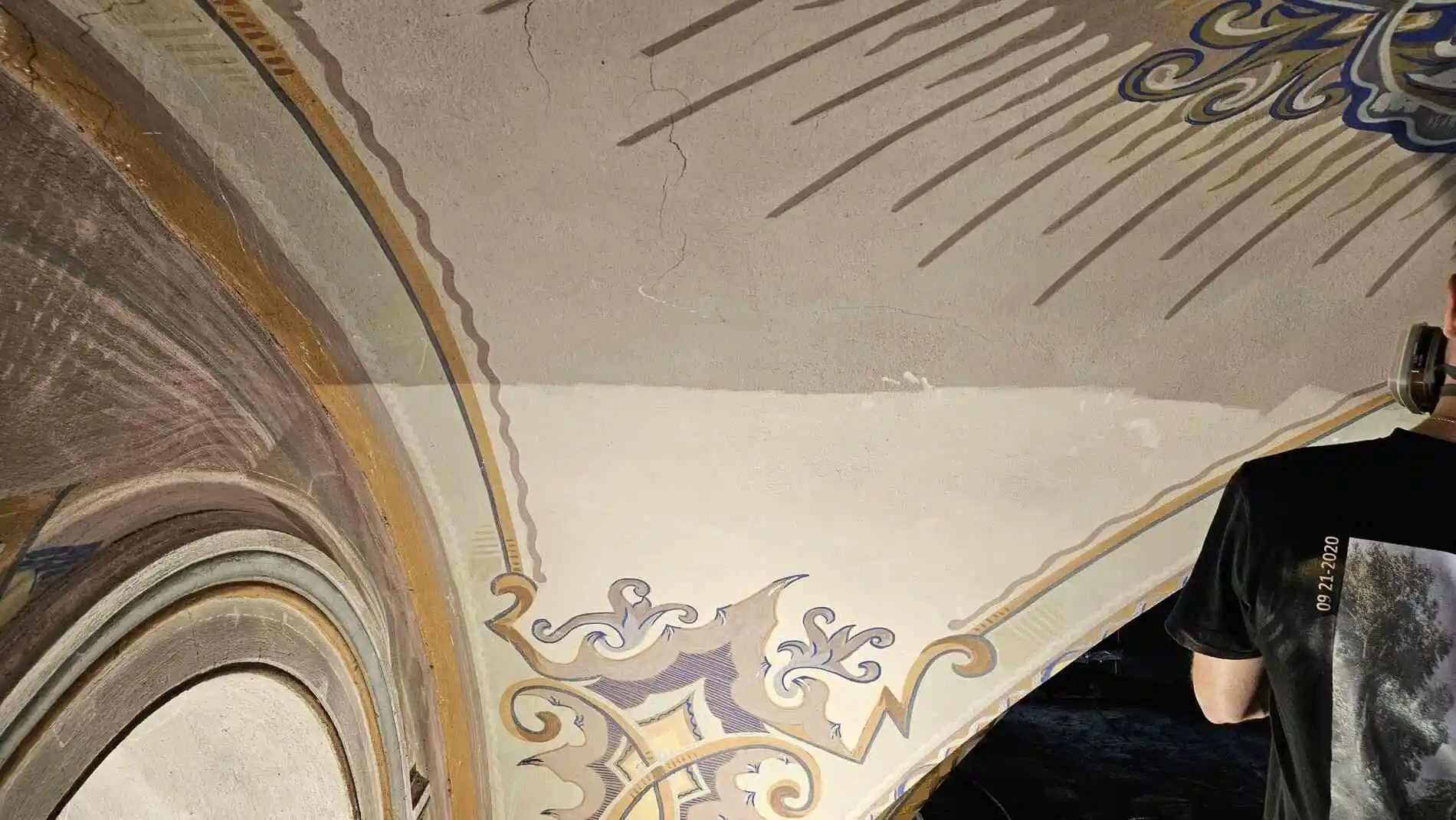 Czyszczenie laserowe zabytkowej polichromii w kościele w Krypnie, proces usuwania zanieczyszczeń bez uszkodzeń powierzchni