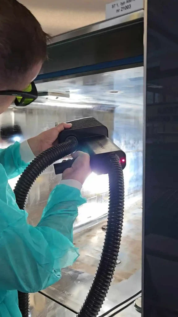 Proces czyszczenia laserowego sterylizatora ze stali nierdzewnej w szpitalu w Katowicach – skuteczna i ekologiczna metoda usuwania zanieczyszczeń.